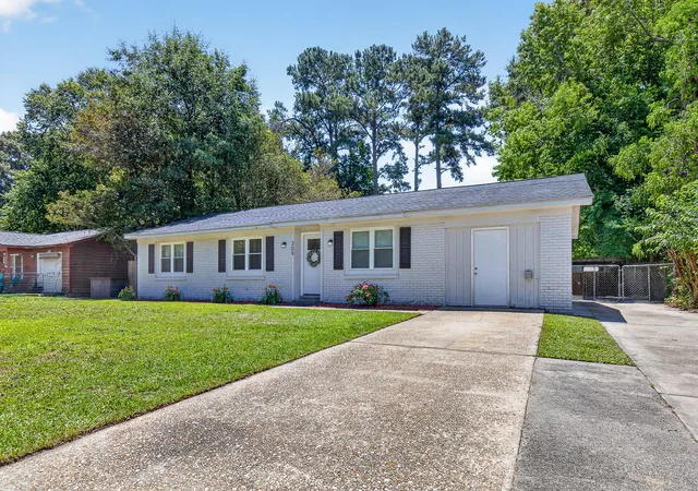 Photo 3 of Single family home for sale at 309 Logan Dr, Summerville, SC 29483 | MLS# 26016436 | Listing updated on 2026-10-01