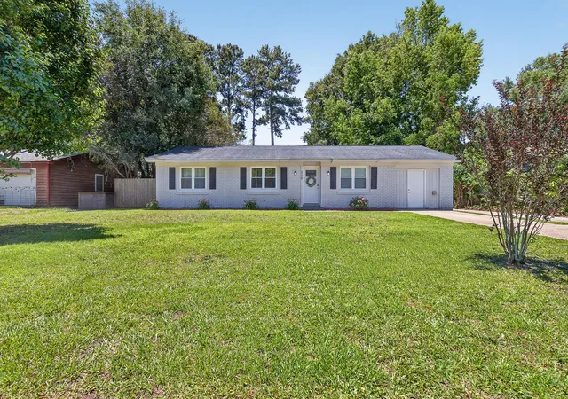 Photo 3 of Single family home for sale at 309 Logan Dr, Summerville, SC 29483 | MLS# 26016436 | Listing updated on 2026-10-01