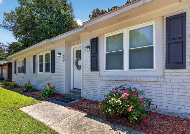 Photo 4 of Single family home for sale at 309 Logan Dr, Summerville, SC 29483 | MLS# 26016436 | Listing updated on 2026-10-01
