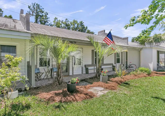 Photo 3 of Townhouse for sale at 1462 N Point Ln #B, Mount Pleasant, SC 29464 | MLS# 26017019 | Listing updated on 2026-09-17