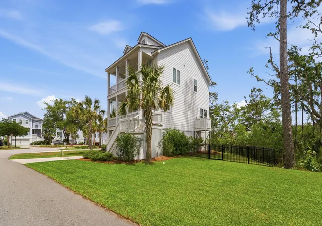 Photo 4 of Single family home for sale at 820 Forrest Dr, Daniel Island, SC 29492 | MLS# 26013559 | Listing updated on 2026-09-03