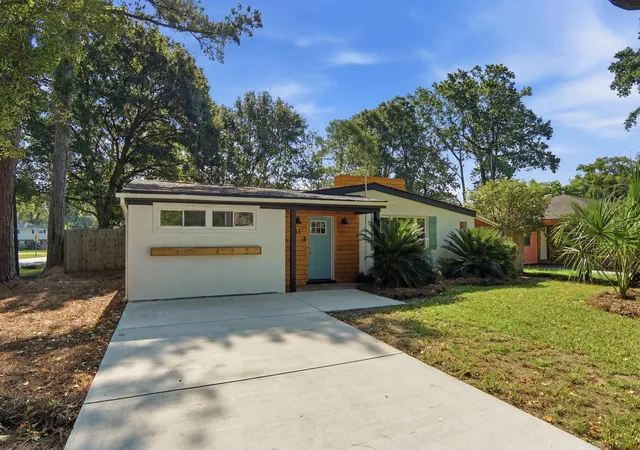 Photo 1 of Single family home for sale at 32 Briarcliff Dr, Charleston, SC 29407 | MLS# 26020098 | Listing updated on 2026-09-16