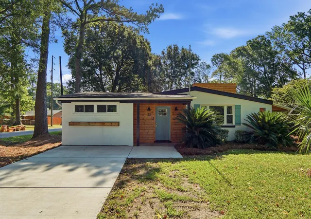 Photo 2 of Single family home for sale at 32 Briarcliff Dr, Charleston, SC 29407 | MLS# 26020098 | Listing updated on 2026-09-16