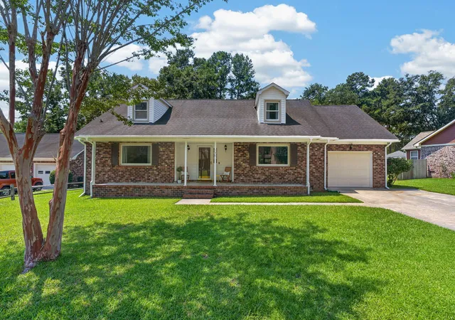 Photo 1 of Single family home for sale at 130 Bramwell Dr, Summerville, SC 29485 | MLS# 26021616 | Listing updated on 2026-09-28