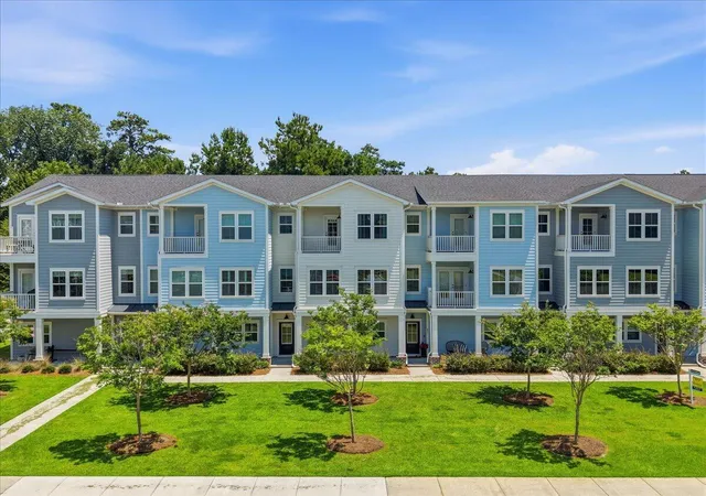 Photo 4 of Townhouse for sale at 639 N Laurel St, Summerville, SC 29483 | MLS# 26020973 | Listing updated on 2026-09-30