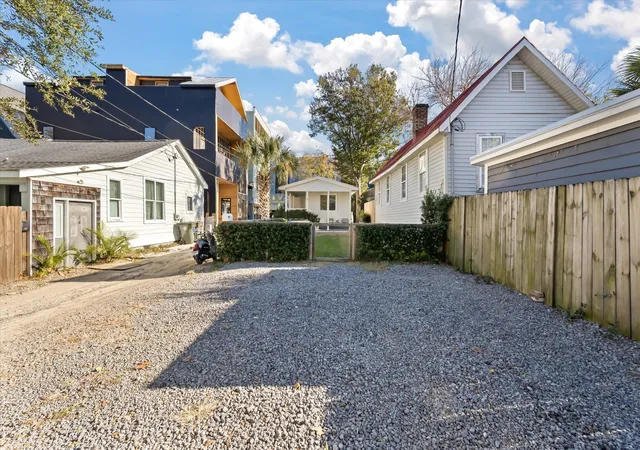 Photo 3 of Single family home for sale at 4 Boyer Ct, Charleston, SC 29403 | MLS# 26023875 | Listing updated on 2026-10-02