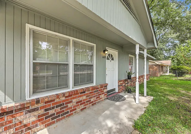 Photo 3 of Single family home for sale at 405 Madeline Dr, Goose Creek, SC 29445 | MLS# 26013939 | Listing updated on 2026-09-29