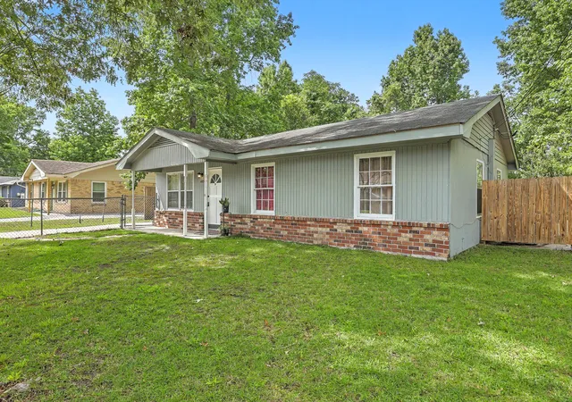 Photo 3 of Single family home for sale at 405 Madeline Dr, Goose Creek, SC 29445 | MLS# 26013939 | Listing updated on 2026-09-29