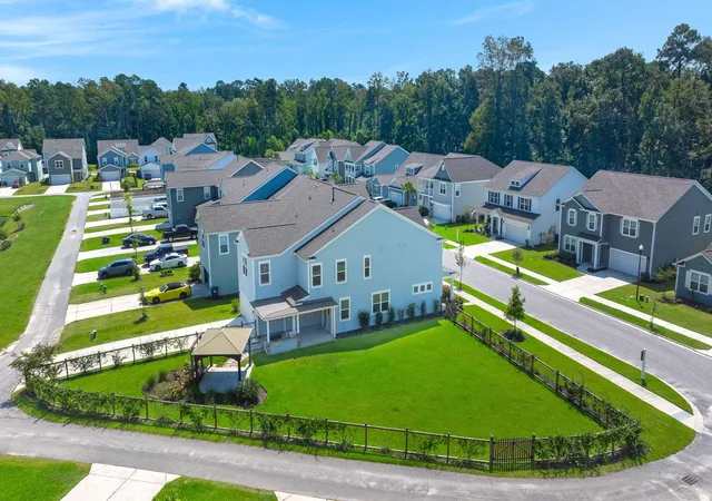 Photo 3 of Single family home for sale at 122 Loon Dr, Summerville, SC 29483 | MLS# 26024367 | Listing updated on 2026-09-17
