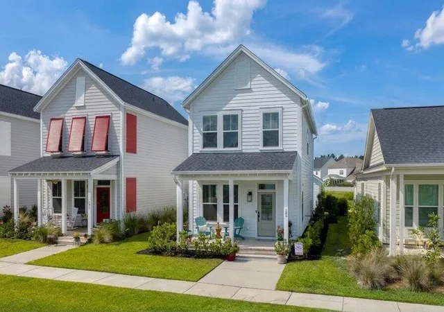 Photo 3 of Single family home for sale at 686 Blueway Ave, Summerville, SC 29486 | MLS# 26023520 | Listing updated on 2026-09-19