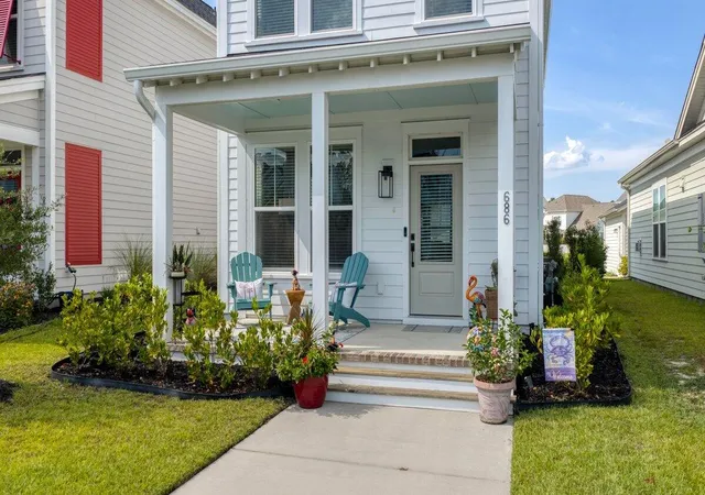 Photo 4 of Single family home for sale at 686 Blueway Ave, Summerville, SC 29486 | MLS# 26023520 | Listing updated on 2026-09-23