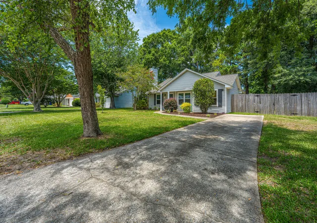 Homes for sale in Charleston, SC | 1141 Oakcrest Dr, Charleston, SC 29412 | MLS# 26019027
