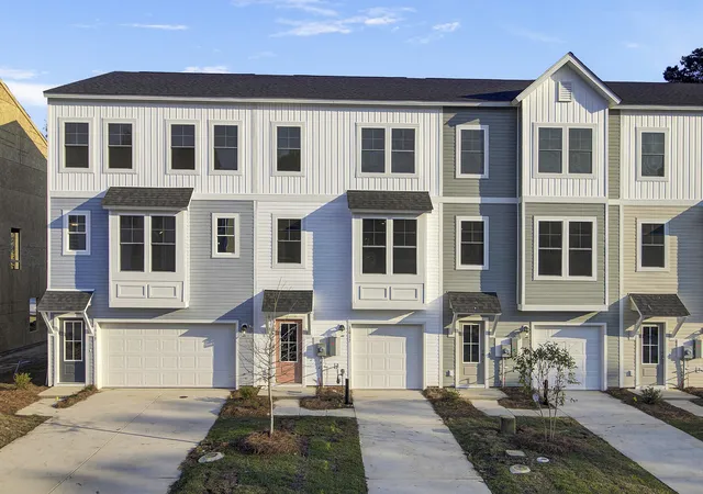 Photo 1 of Sale Pending at 516 Heathwood Way, Summerville, SC 29486 | MLS# 25030274 | Listing updated on 2026-08-04