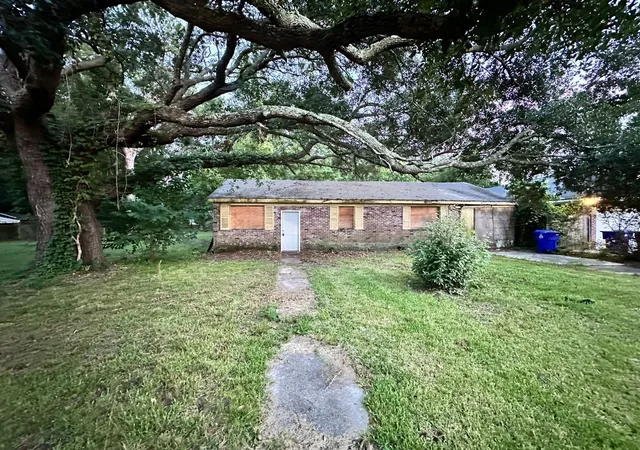 Photo 3 of Single family home for sale at 1335 5th Avenue, Charleston, SC 29407 | MLS# 26021143 | Listing updated on 2026-08-11