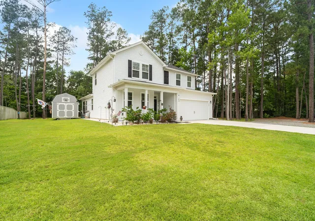 Photo 3 of Single family home for sale at 689 W Butternut Rd, Summerville, SC 29483 | MLS# 26016167 | Listing updated on 2026-08-04