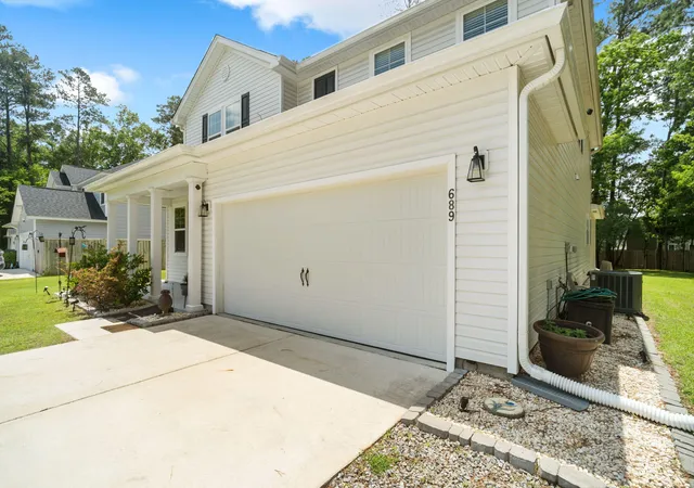 Photo 4 of Single family home for sale at 689 W Butternut Rd, Summerville, SC 29483 | MLS# 26016167 | Listing updated on 2026-08-04