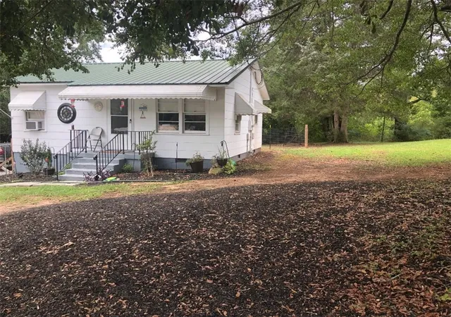 Photo 3 of Single family home for sale at 904 Hampton St, Iva, SC 29655 | MLS# 20267028 | Listing updated on 2026-04-14