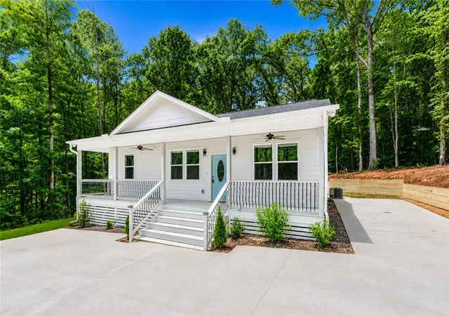 1st image of 425 Tiger Ln, Westminster, SC 29693 | MLS# 20289685