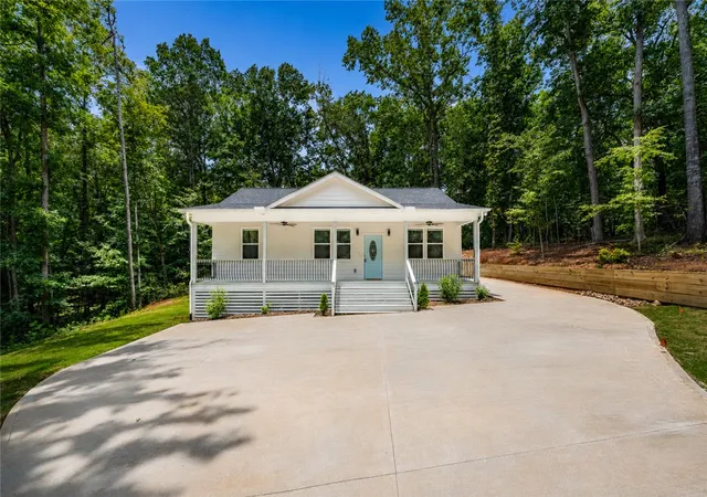 Photo 3 of Single family home for sale at 425 Tiger Ln, Westminster, SC 29693 | MLS# 20289685 | Listing updated on 2026-08-27