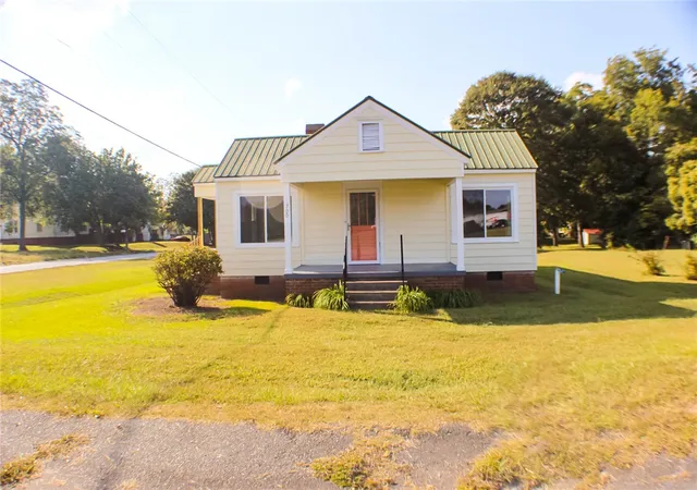 Single family home for sale at 300 Betsy St, Iva, SC 29655 | MLS# 20292874