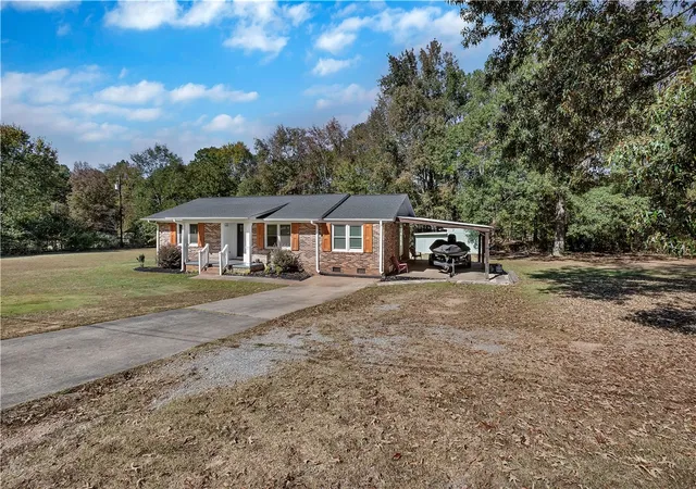 Photo 3 of Single family home for sale at 1409 Whiten Rd, Belton, SC 29627 | MLS# 20293959 | Listing updated on 2026-07-13