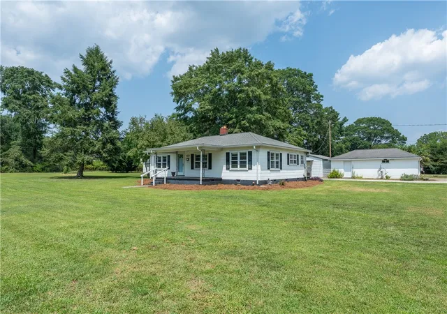 Photo 2 of Single family home for sale at 615 Belton Hwy, Williamston, SC 29697 | MLS# 20295314 | Listing updated on 2026-09-01