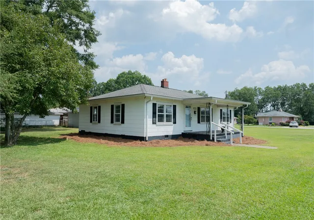 Photo 3 of Single family home for sale at 615 Belton Hwy, Williamston, SC 29697 | MLS# 20295314 | Listing updated on 2026-09-01