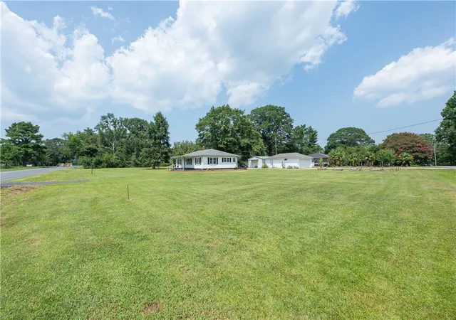 Photo 3 of Single family home for sale at 615 Belton Hwy, Williamston, SC 29697 | MLS# 20295314 | Listing updated on 2026-09-01