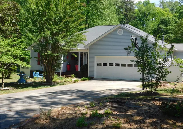 Photo 2 of Single family home for sale at 116 Bell Dr, Simpsonville, SC 29681 | MLS# 20294438 | Listing updated on 2026-06-24
