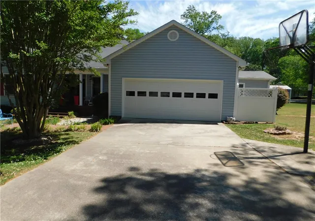 Photo 3 of Single family home for sale at 116 Bell Dr, Simpsonville, SC 29681 | MLS# 20294438 | Listing updated on 2026-06-24