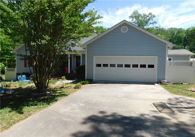 Photo 3 of Single family home for sale at 116 Bell Dr, Simpsonville, SC 29681 | MLS# 20294438 | Listing updated on 2026-06-24