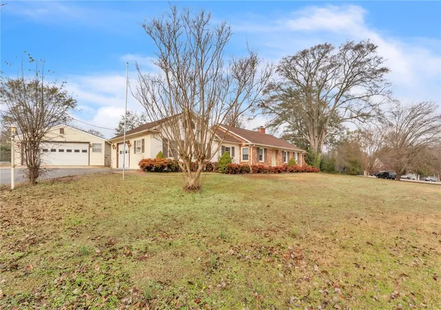 Photo 3 of Single family home for sale at 300 Woodfern Cir, Anderson, SC 29625 | MLS# 20295470 | Listing updated on 2026-08-25