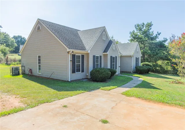 Photo 3 of Sale Pending at 101 Springview Dr, Anderson, SC 29625 | MLS# 20296675 | Listing updated on 2026-08-27