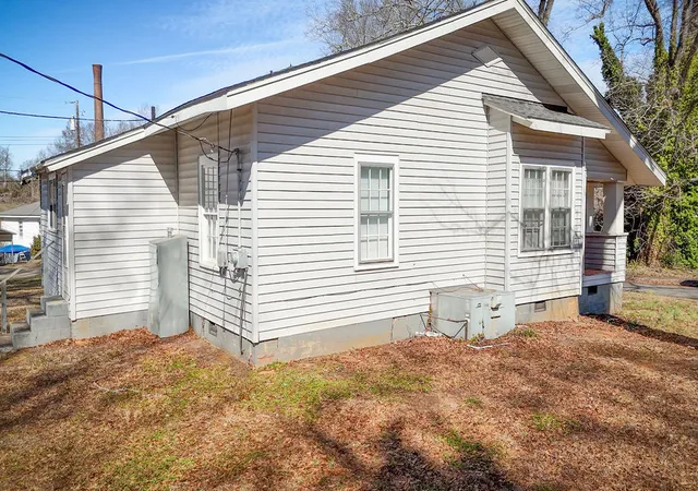 Photo 3 of Single family home for sale at 215 Louisiana St, Honea Path, SC 29654 | MLS# 20296899 | Listing updated on 2026-07-17