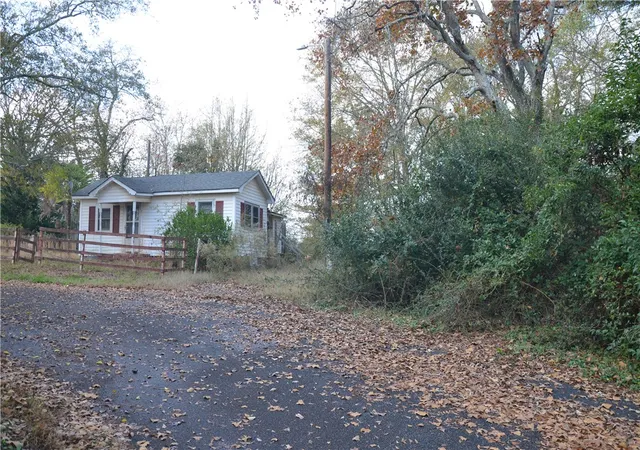 Photo 2 of Manufactured home for sale at 105 Mauldin Cir, Iva, SC 29655 | MLS# 20297184 | Listing updated on 2026-07-27