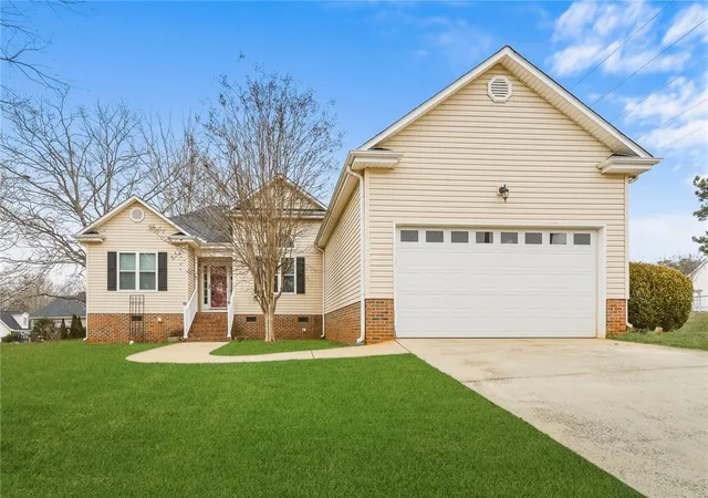 Photo 2 of Single family home for sale at 112 Jester Ct, Williamston, SC 29697 | MLS# 20297168 | Listing updated on 2026-08-17