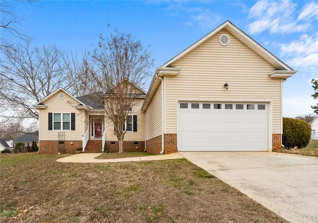 Photo 3 of Single family home for sale at 112 Jester Ct, Williamston, SC 29697 | MLS# 20297168 | Listing updated on 2026-08-17