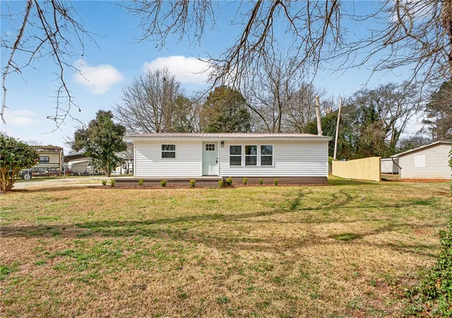 Photo 3 of Single family home for sale at 414 Hillside Dr, Anderson, SC 29625 | MLS# 20297629 | Listing updated on 2026-08-02