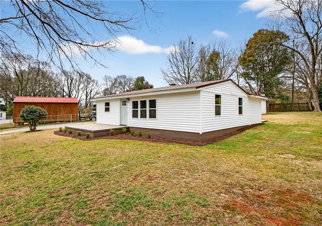 Photo 3 of Single family home for sale at 414 Hillside Dr, Anderson, SC 29625 | MLS# 20297629 | Listing updated on 2026-08-02