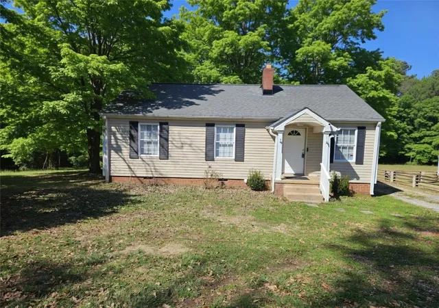 Photo 2 of Single family home for sale at 237 Pine Ln, Anderson, SC 29621 | MLS# 20297948 | Listing updated on 2026-08-31