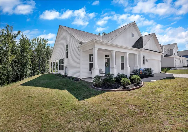 Photo 2 of Single family home for sale at 715 Oak Hl Ln, Belton, SC 29627 | MLS# 20298150 | Listing updated on 2026-08-26