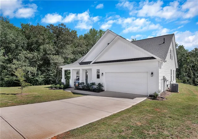 Photo 3 of Single family home for sale at 715 Oak Hl Ln, Belton, SC 29627 | MLS# 20298150 | Listing updated on 2026-08-26