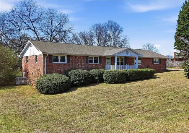 Photo 3 of Single family home for sale at 102 Pine Needle Trl, Anderson, SC 29625 | MLS# 20297987 | Listing updated on 2026-07-30