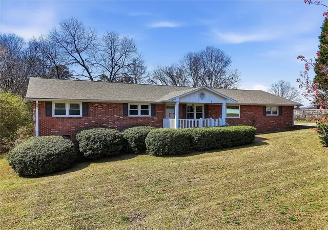 Photo 3 of Single family home for sale at 102 Pine Needle Trl, Anderson, SC 29625 | MLS# 20297987 | Listing updated on 2026-07-30