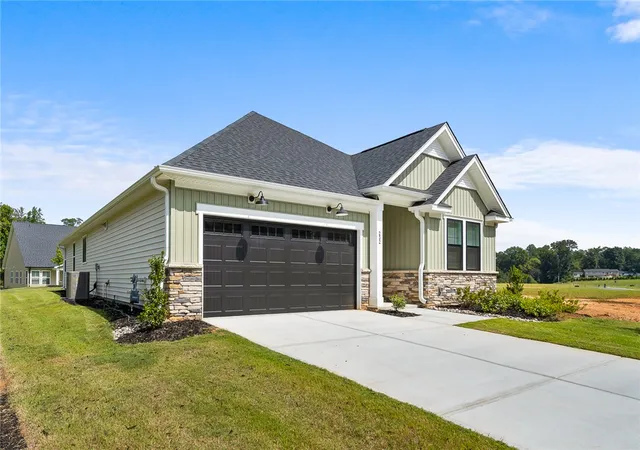 Photo 2 of Single family home for sale at 232 Creekside Cir, Williamston, SC 29697 | MLS# 20298460 | Listing updated on 2026-10-22