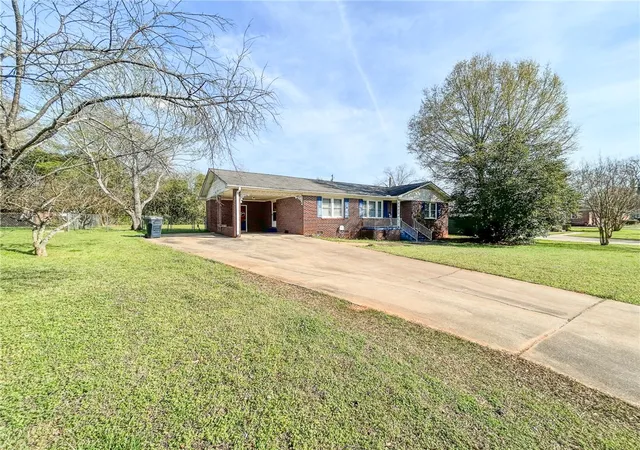 Photo 3 of Single family home for sale at 206 Collingwood Dr, Anderson, SC 29621 | MLS# 20298621 | Listing updated on 2026-07-24