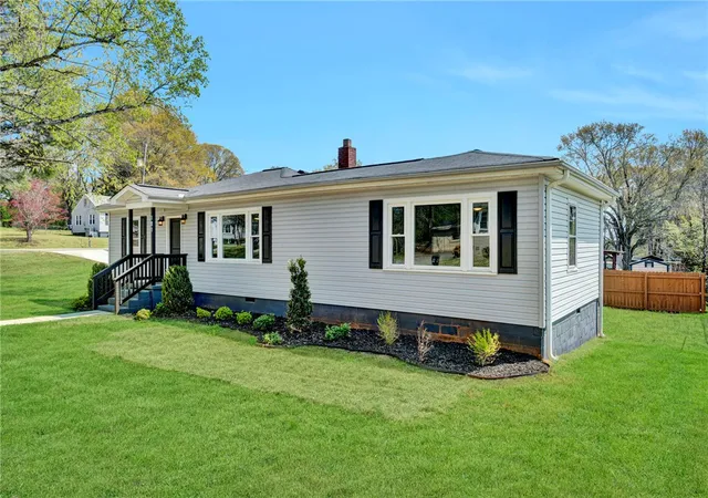 Photo 2 of Single family home for sale at 101 Mark St, Easley, SC 29640 | MLS# 20299176 | Listing updated on 2026-04-09