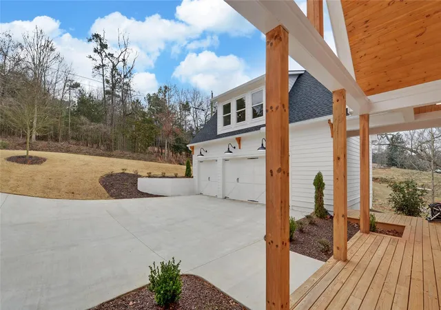 Photo 2 of Sale Pending at 672 Tugaloo Hts Cir, Lavonia, GA 30553 | MLS# 20299628 | Listing updated on 2026-07-23