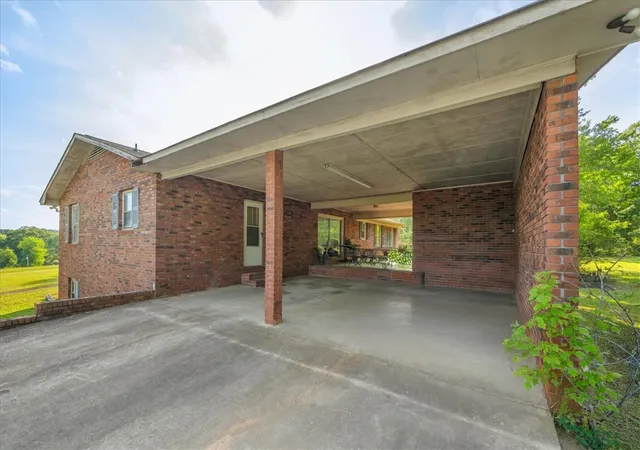 Photo 4 of Single family home for sale at 135 Seneca River Rd, Seneca, SC 29678 | MLS# 20299607 | Listing updated on 2026-09-19