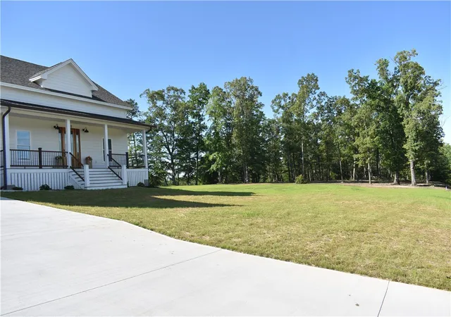 Photo 4 of Single family home for sale at 450 Falcons Lair W Dr, Walhalla, SC 29691 | MLS# 20300446 | Listing updated on 2026-07-31